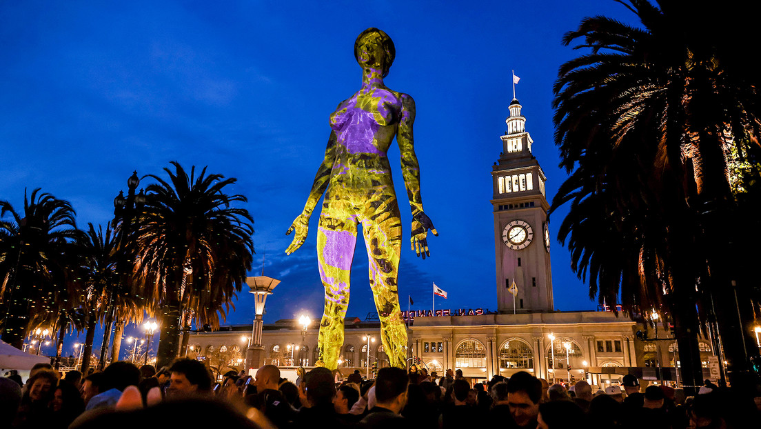 VIDEO: Instalan una enorme estatua de una mujer desnuda en San Francisco
