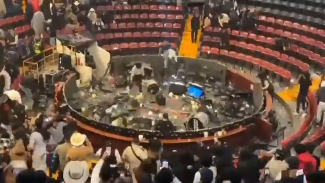México: El público destroza un escenario tras negarse el intérprete a cantar narcocorridos (VIDEOS)