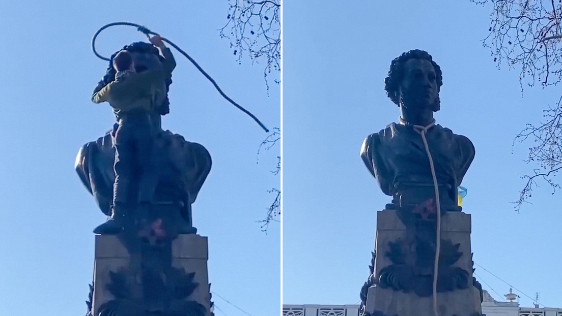 'Cuelgan' a monumento a Pushkin en Odesa y ponen el anuncio "busco una excavadora"
