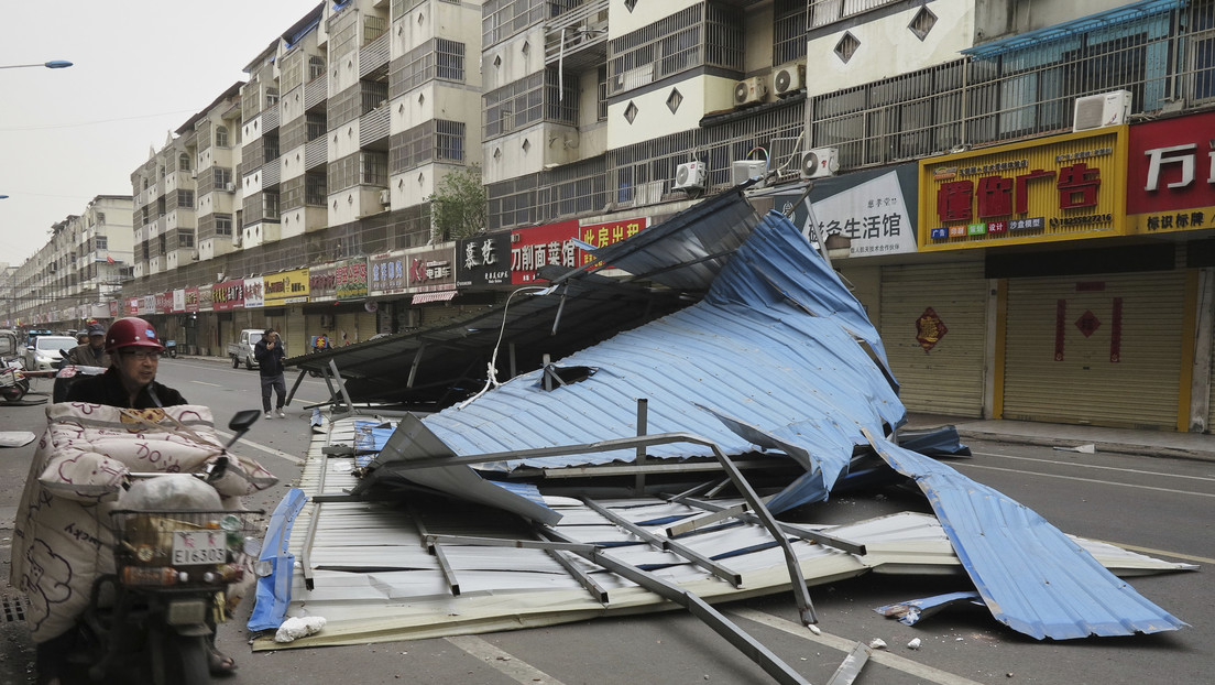 Fuertes vientos nunca vistos en décadas desatan el caos en China (VIDEOS)