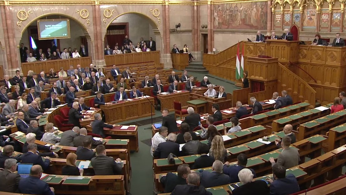 Este país de la UE consagra a nivel constitucional que solo hay dos géneros: masculino y femenino