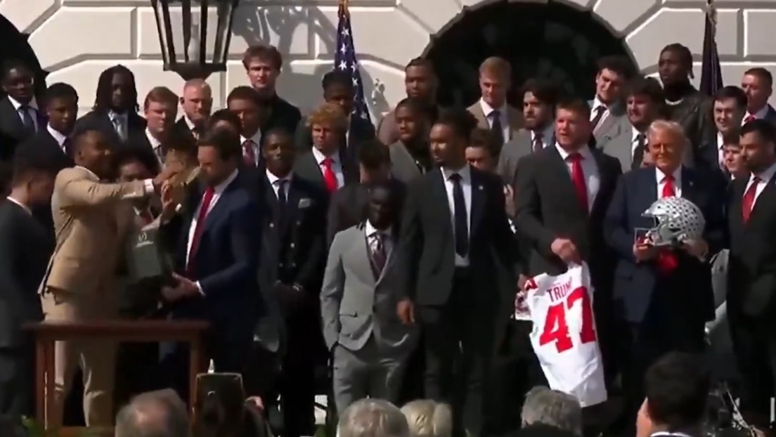 VIDEO: El incómodo momento de J.D. Vance al tratar de levantar un trofeo de fútbol americano