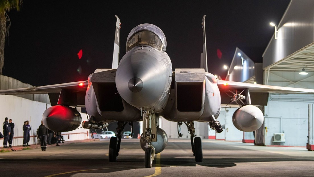 Bombardero israelí suelta una bomba en su propio país