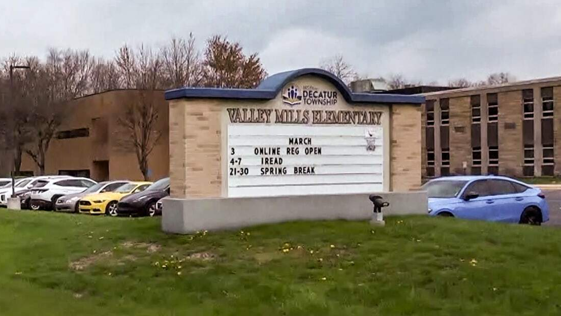 Una madre acude a la escuela de su hija con un arma por no estar de acuerdo con una tarea