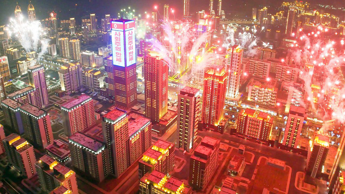 FOTOS: Kim Jong-un encabeza gran evento en Pionyang con deslumbrantes fuegos artificiales