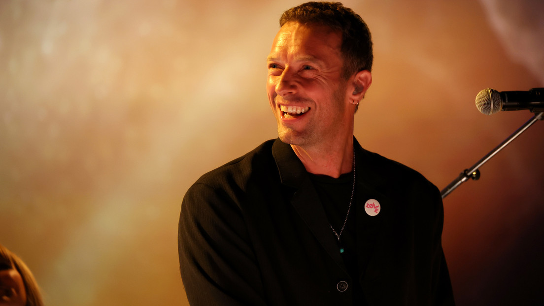 VIDEO: El líder de Coldplay dedica una canción improvisada a un fan ruso en pleno concierto