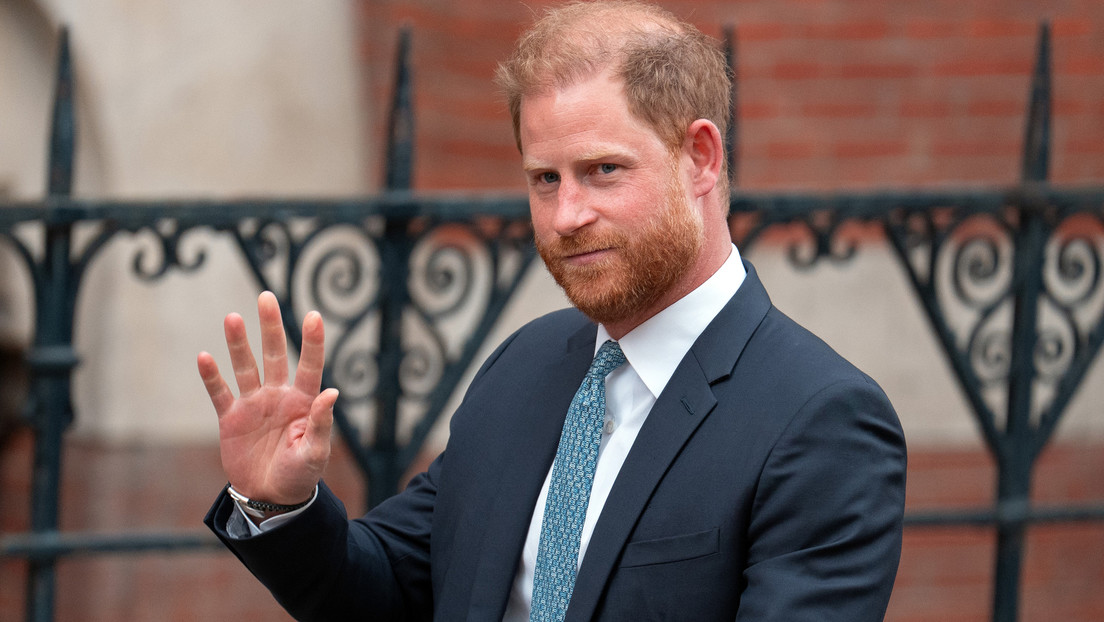 "Relación tensa": El rey Carlos III se distancia del "paranoico y belicoso" príncipe Enrique