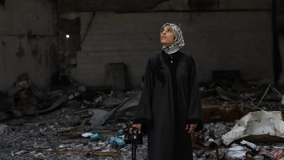 Muere la fotoperiodista que escribió "si muero, quiero una muerte sonada" en un ataque israelí en Gaza