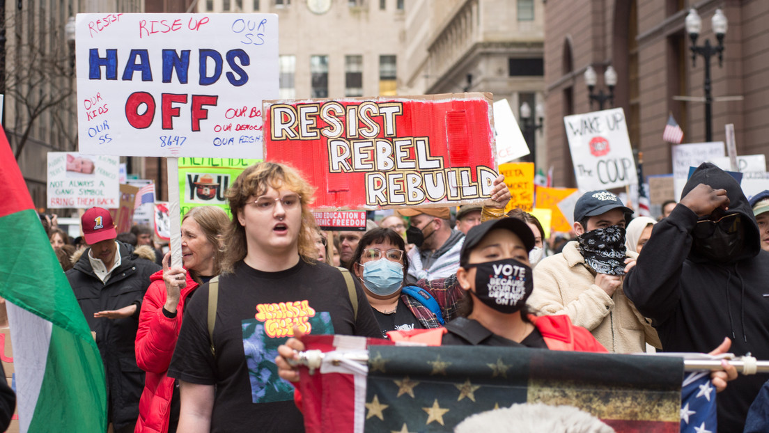 Miles de personas protestan contra Trump en todo EE.UU. (VIDEOS)