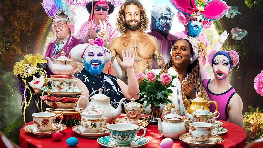 Un grupo de 'drag queens' se burla de la Pascua en un espectáculo infantil