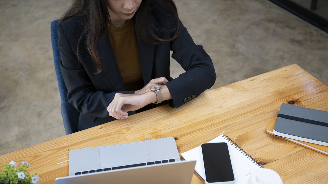 La despiden por salir un minuto antes, y el tribunal les da una lección