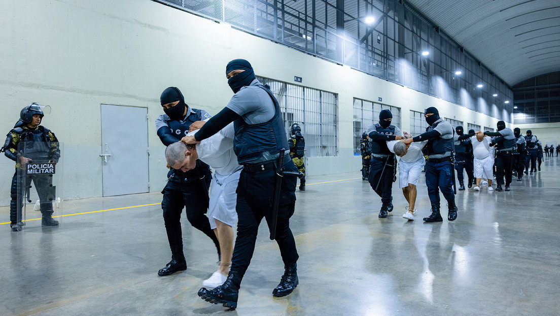 Caracas tacha de "cínica" la oferta de Bukele de canjear a los venezolanos recluidos en El Salvador