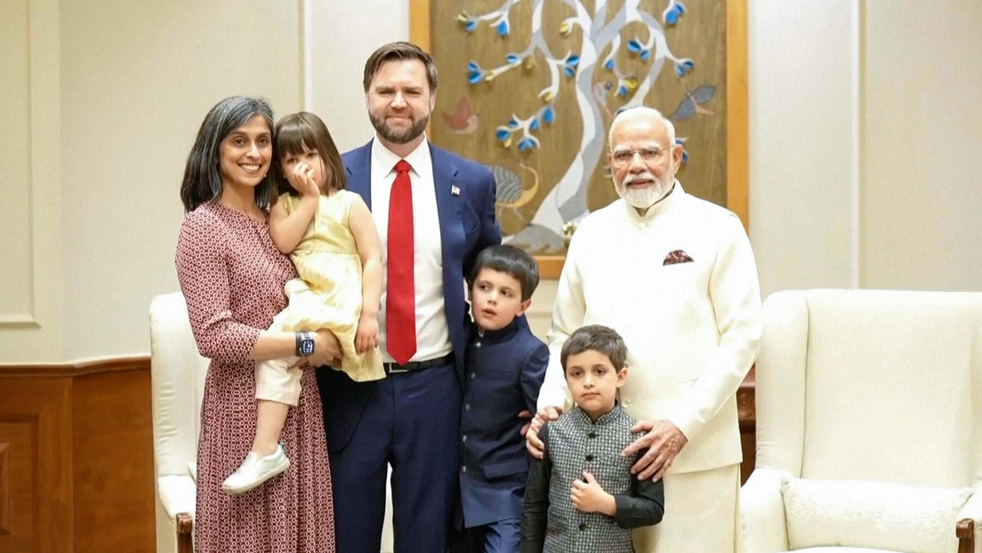 VIDEO: Vance y su familia se reúnen con el primer ministro de la India en Nueva Delhi