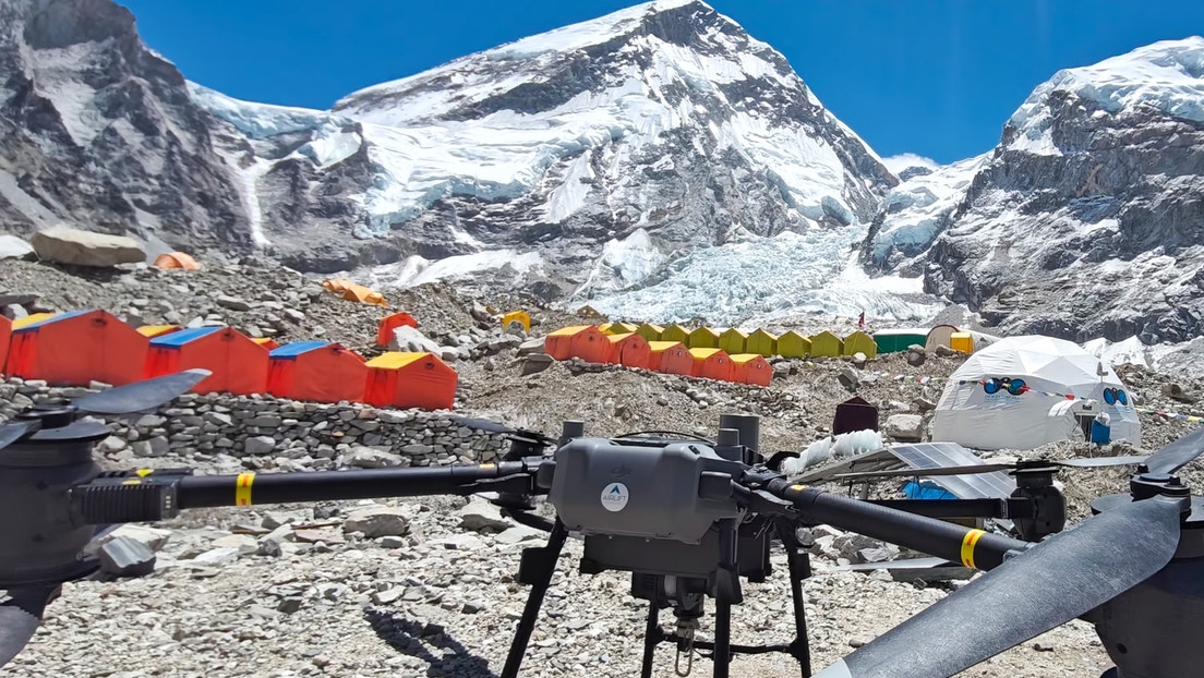 Drones transportarán cargas al Everest y recogerán basura