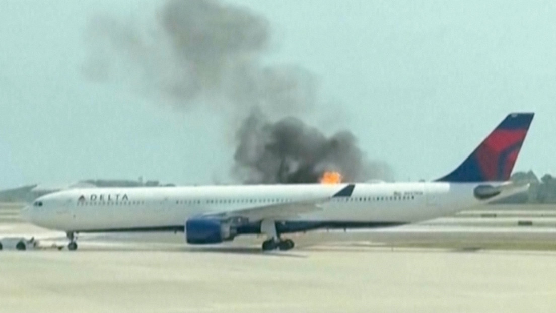 Evacúan a casi 300 pasajeros de un vuelo de Delta Air Lines al incendiarse un motor (VIDEO)