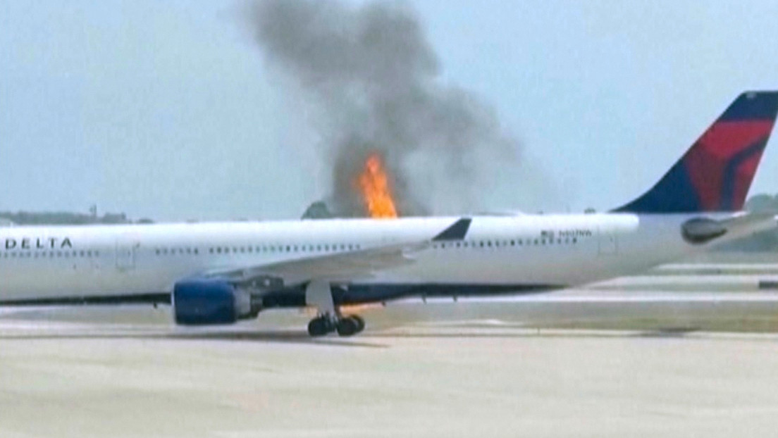 VIDEO: Pasajeros se ven obligados a sujetar parte del techo de un avión tras fallo en pleno vuelo