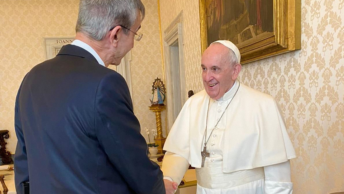 Periodista argentino sorprende al entrevistar en cuatro idiomas a los visitantes del Vaticano