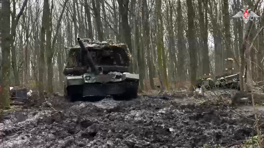 Tanquistas rusos destruyen posiciones ocultas de las tropas de Kiev (VIDEO)