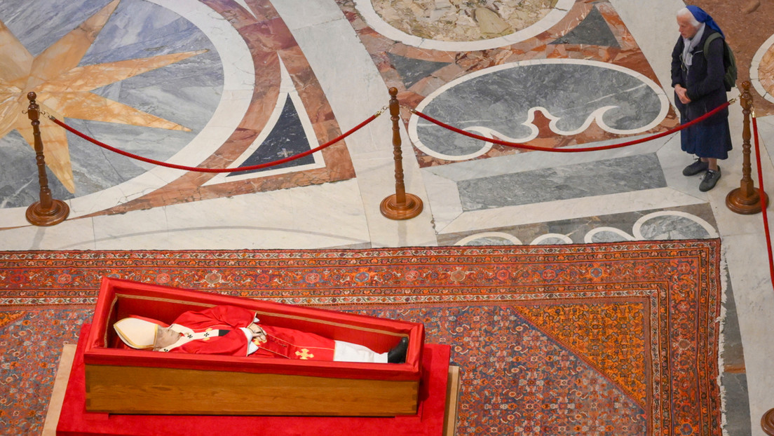 VIDEO: Una monja se salta el protocolo para despedir al papa Francisco