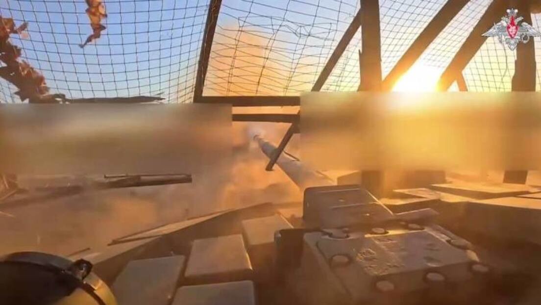 VIDEO: Un tanque ruso T-72 aplasta fortificaciones ucranianas en Donbass