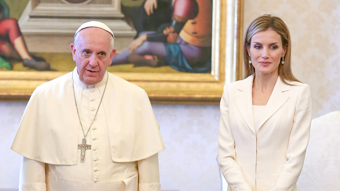 El privilegio de blanco: las únicas 6 mujeres que pueden vestir de ese color ante el papa