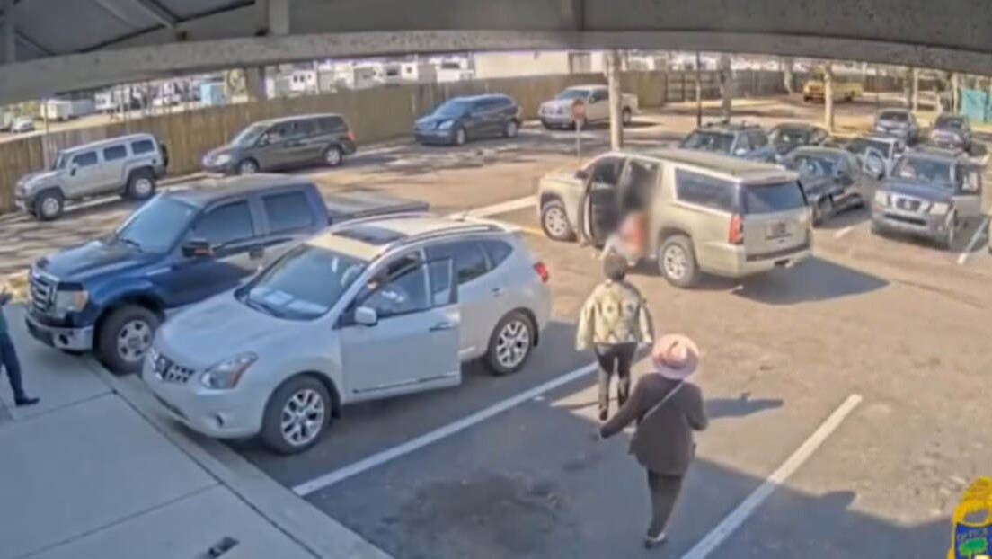 VIDEO: Más de una docena de transeúntes ayudan a una mujer para que no secuestren a sus hijos