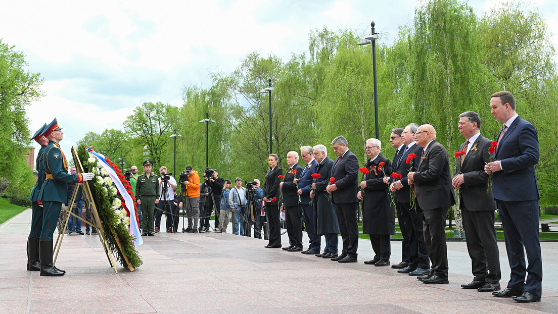 VIDEO: Embajadores extranjeros depositan flores en la Tumba del Soldado Desconocido en Moscú
