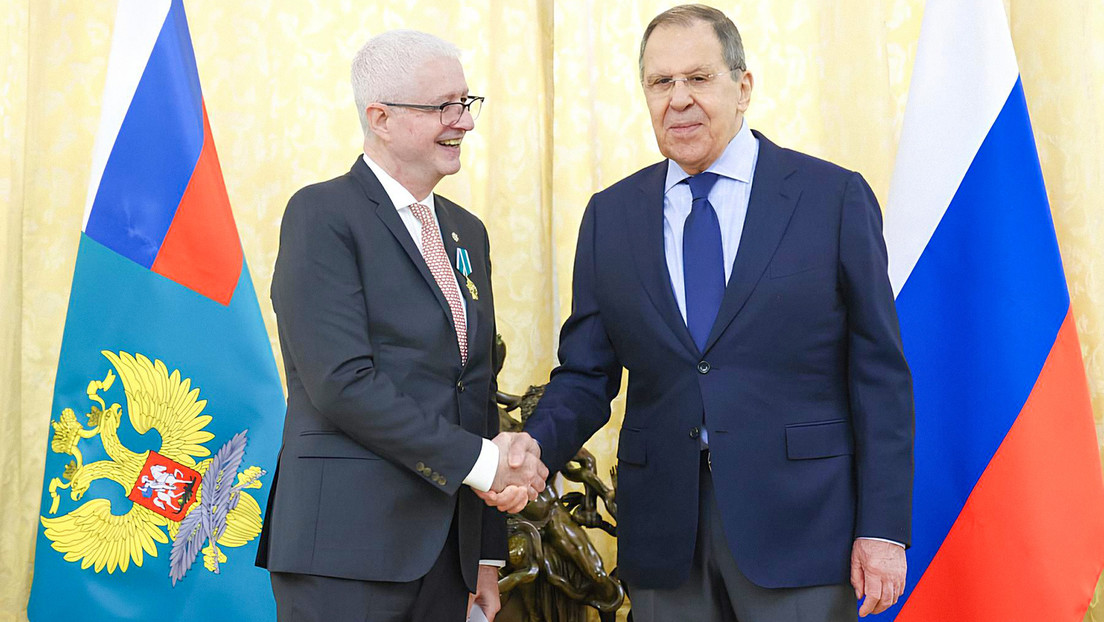 Lavrov: París "susurra" señales positivas a Moscú