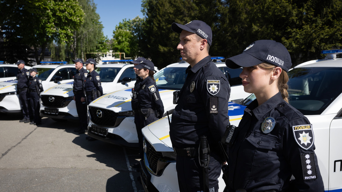"Vives en Ucrania, ¿me oyes?": Mujer acosa a un niño por escuchar música en ruso