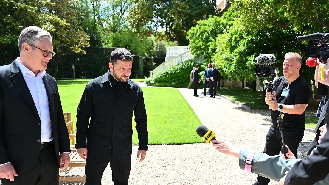 "Primera cumbre de los cementerios": Critican a Zelenski por usar el funeral del papa para sus intereses