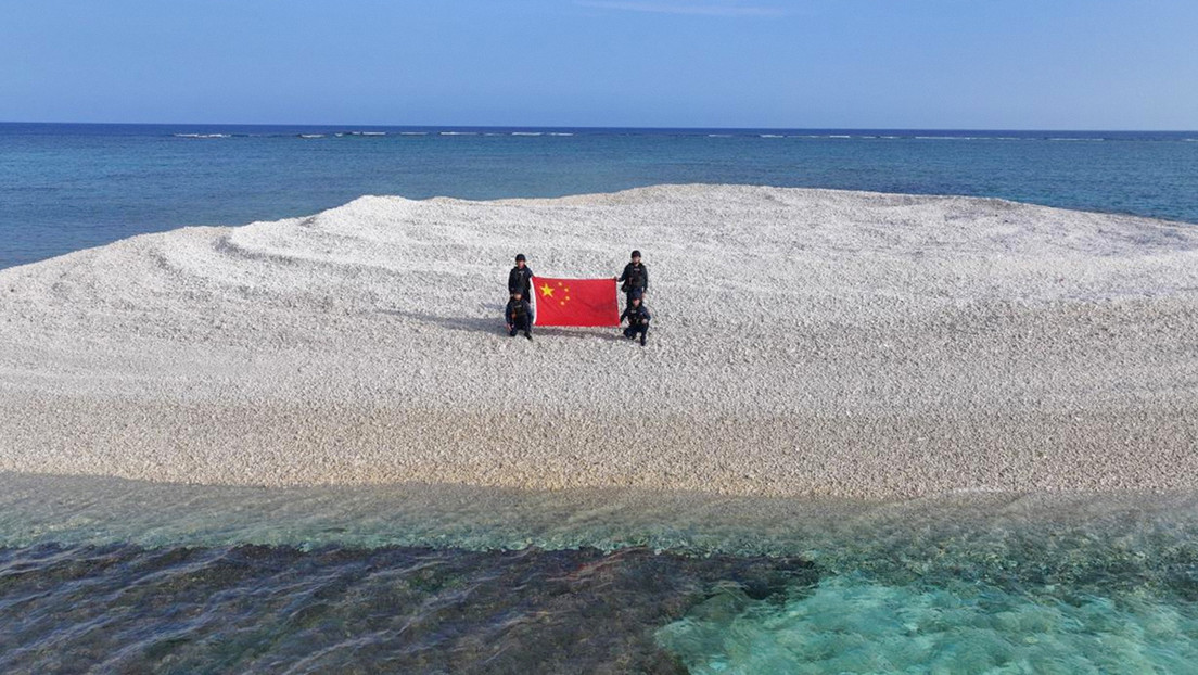 China despliega su bandera en arrecife en disputa cerca de un puesto clave de Filipinas
