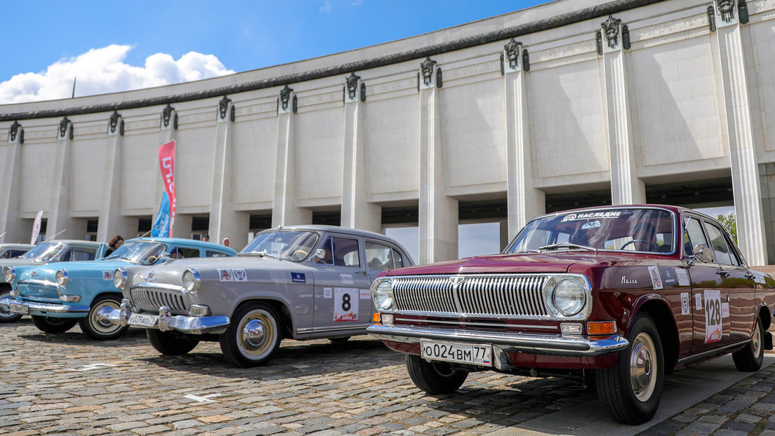 Un rally de coches clásicos recorre Moscú con motivo de los 80 años de la Gran Victoria