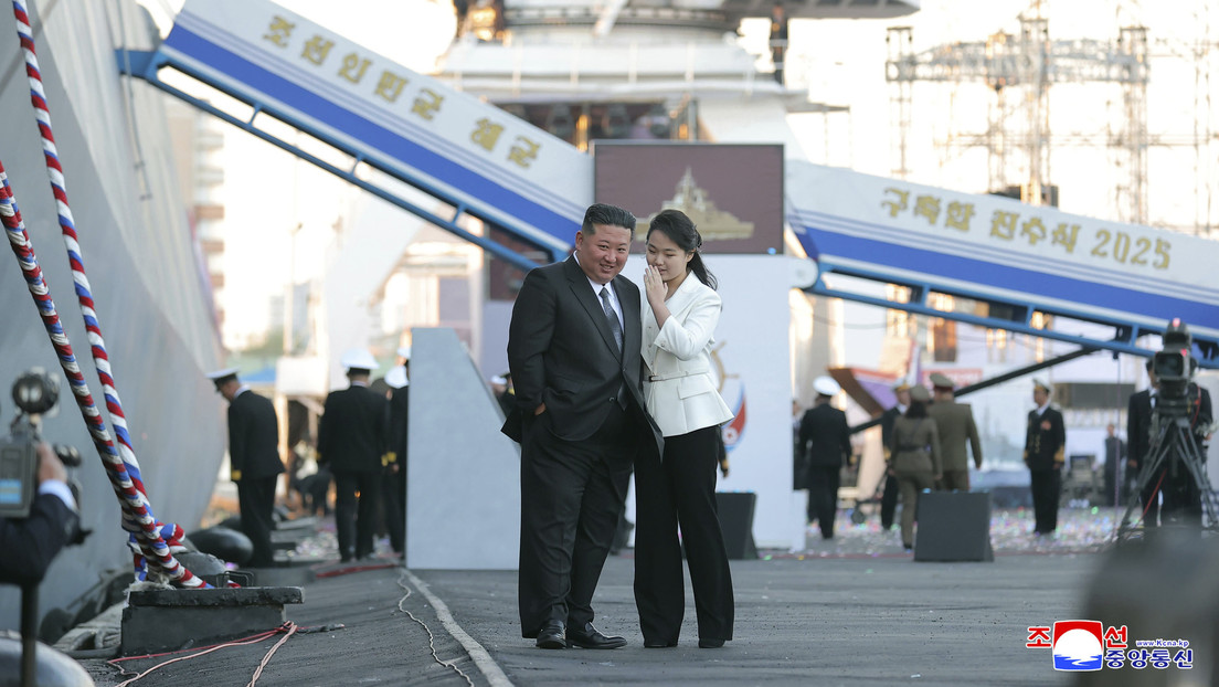 VIDEO: Kim Jong-un y su hija pasean cerca del nuevo destructor de 5.000 toneladas