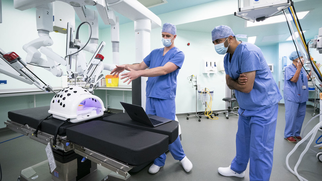 Lo que le espera a los cirujanos ante el avance de la robótica, según Musk