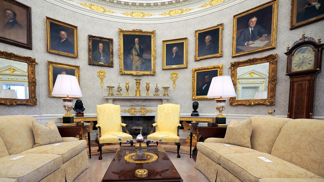 Trump presume de la decoración del "nuevo Despacho Oval" con oro de 24 quilates