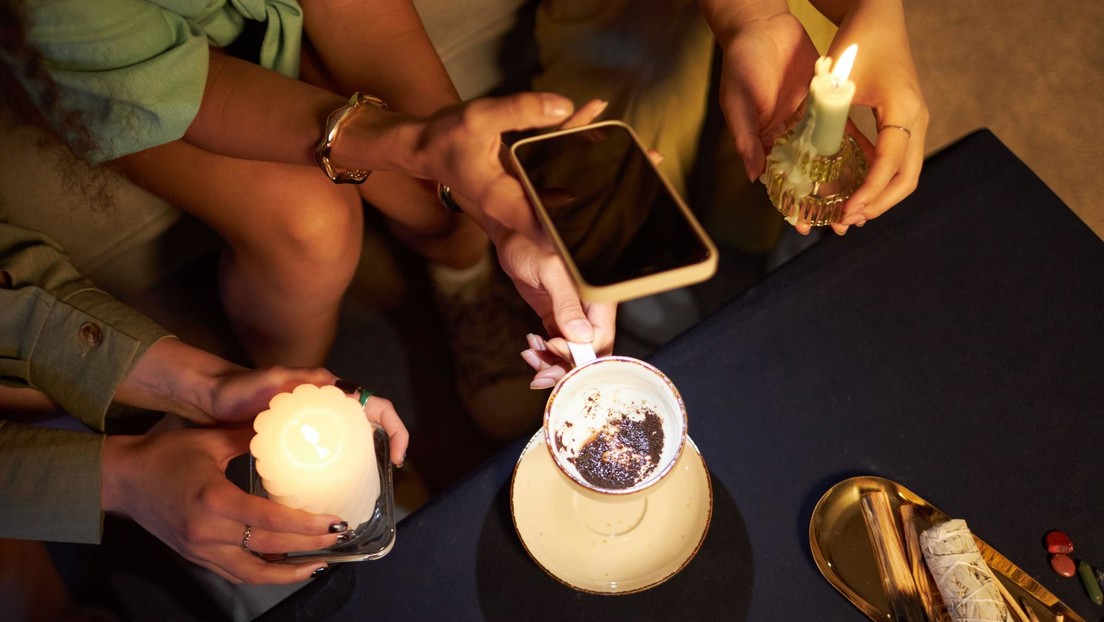 Pide el divorcio porque ChatGPT leyó en el café que su marido la engañaba