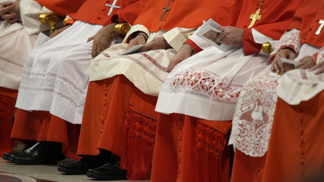 Cardenal del cónclave pensó que todo "era gratis", acabó con un minibar y recibió una enorme factura