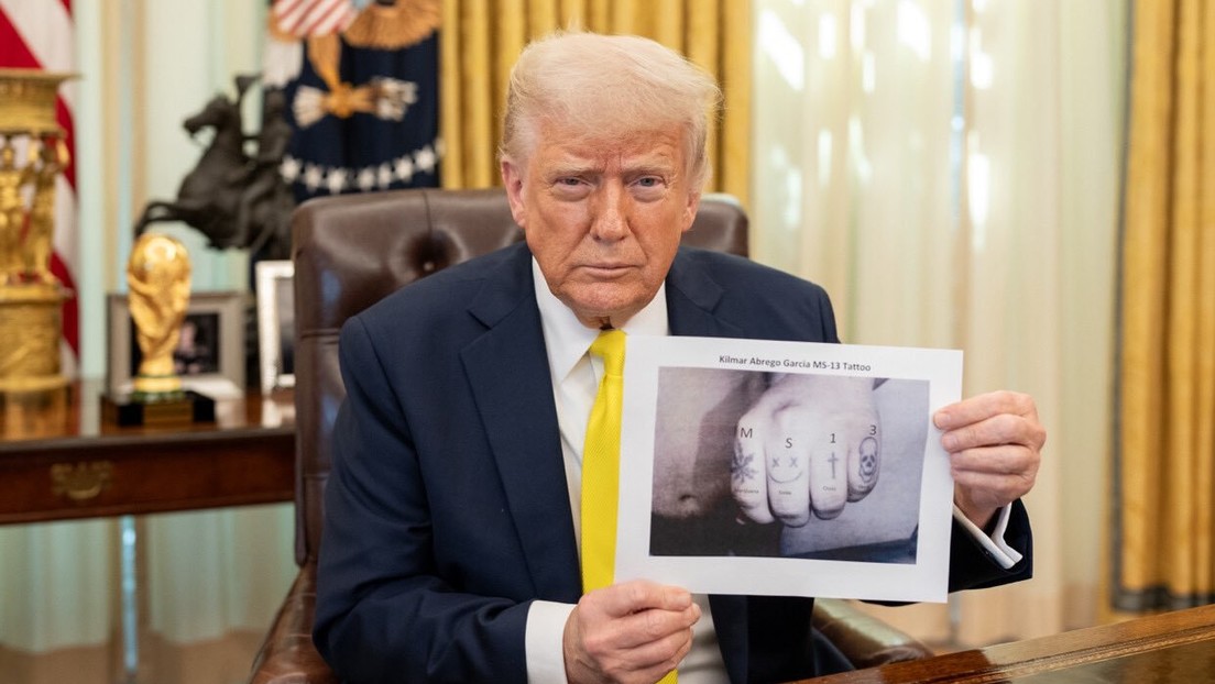 "En sus nudillos tenía la MS-13": Trump insiste en que foto del migrante deportado por error no es Photoshop
