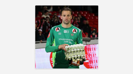 Premian al mejor jugador de un partido de fútbol con 4 cubetas de huevos