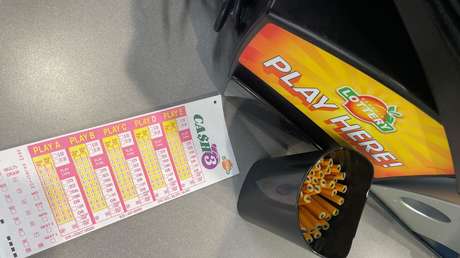 Gana 2,5 millones de dólares en la lotería pero pierde el billete al donar una chaqueta