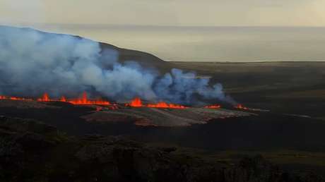 VIDEO: Una gran fisura volcánica tras un enjambre sísmico desata el temor en Islandia