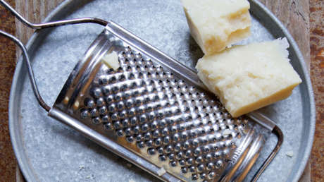 Su novio la invita a cenar y se da cuenta de que ralló el queso con un extraño utensilio