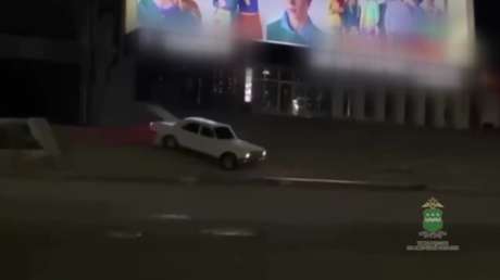 VIDEO: Captan a conductor con casi 100 multas manejando por escaleras