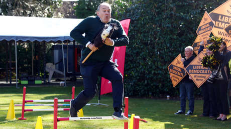 VIDEO: Político británico inaugura su campaña montando un caballo de juguete