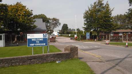 Acusan a la directora de una prisión de tener un romance con un reo y dejarlo en libertad