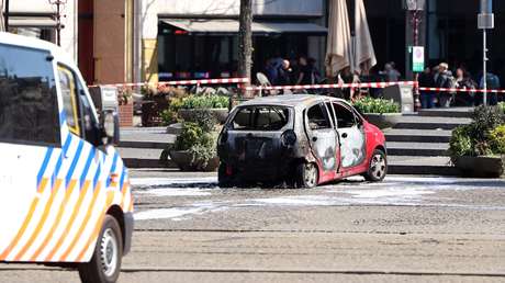 VIDEO: Estalla un coche en una concurrida plaza del centro de Ámsterdam