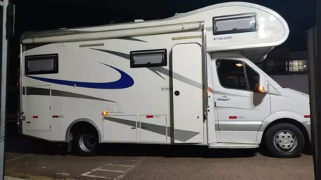 Turistas envían un furgón en barco de Sudamérica a Europa y llega con una angustiante sorpresa