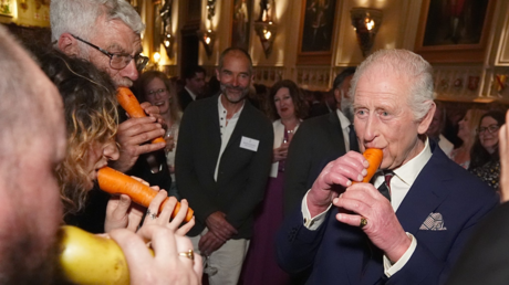 VIDEO: Carlos III del Reino Unido toca una flauta de zanahoria