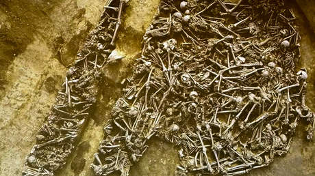 Descubren una fosa común bajo un campo de fútbol