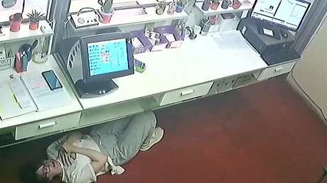 VIDEO: Empleada de una agencia de loterías frustra un robo en solo 10 segundos